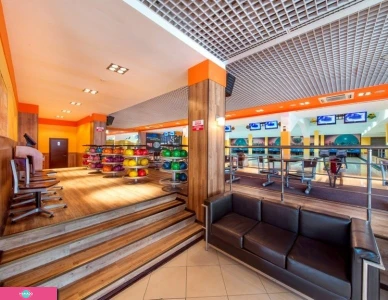 "Фабрика", ресторан с бильярдом, боулинг для всей семьи на проспекте 100-летия Владивостока, Владивосток 