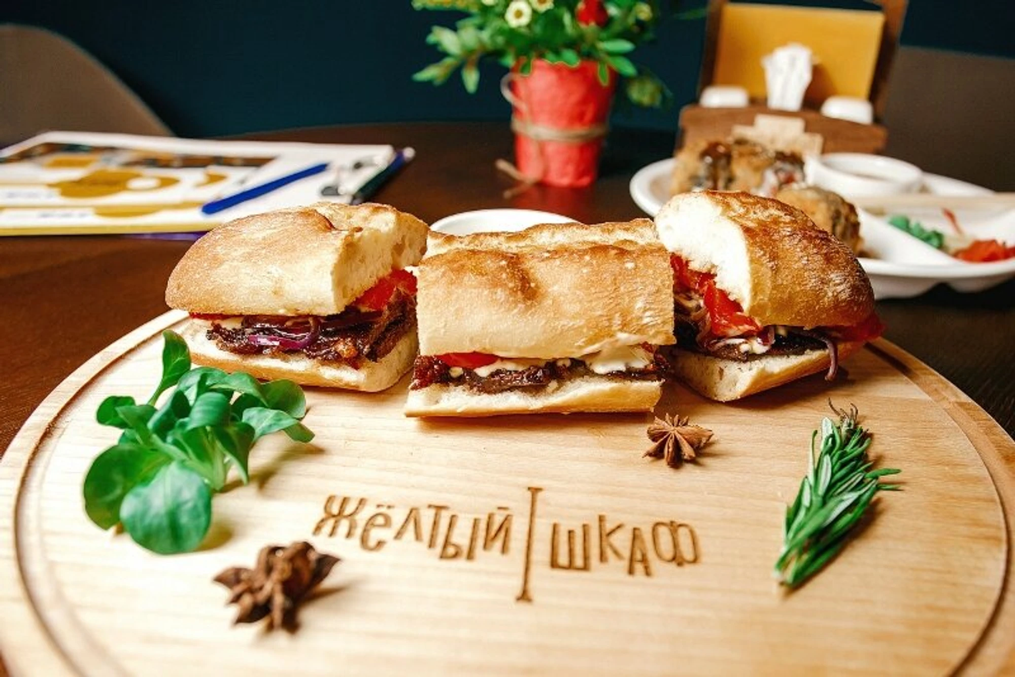 Жёлтый шкаф (Кафе)