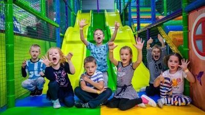 "Выше радуги", игровой центр с батутами для детей разного возраста в ТРК "Лондон Молл"