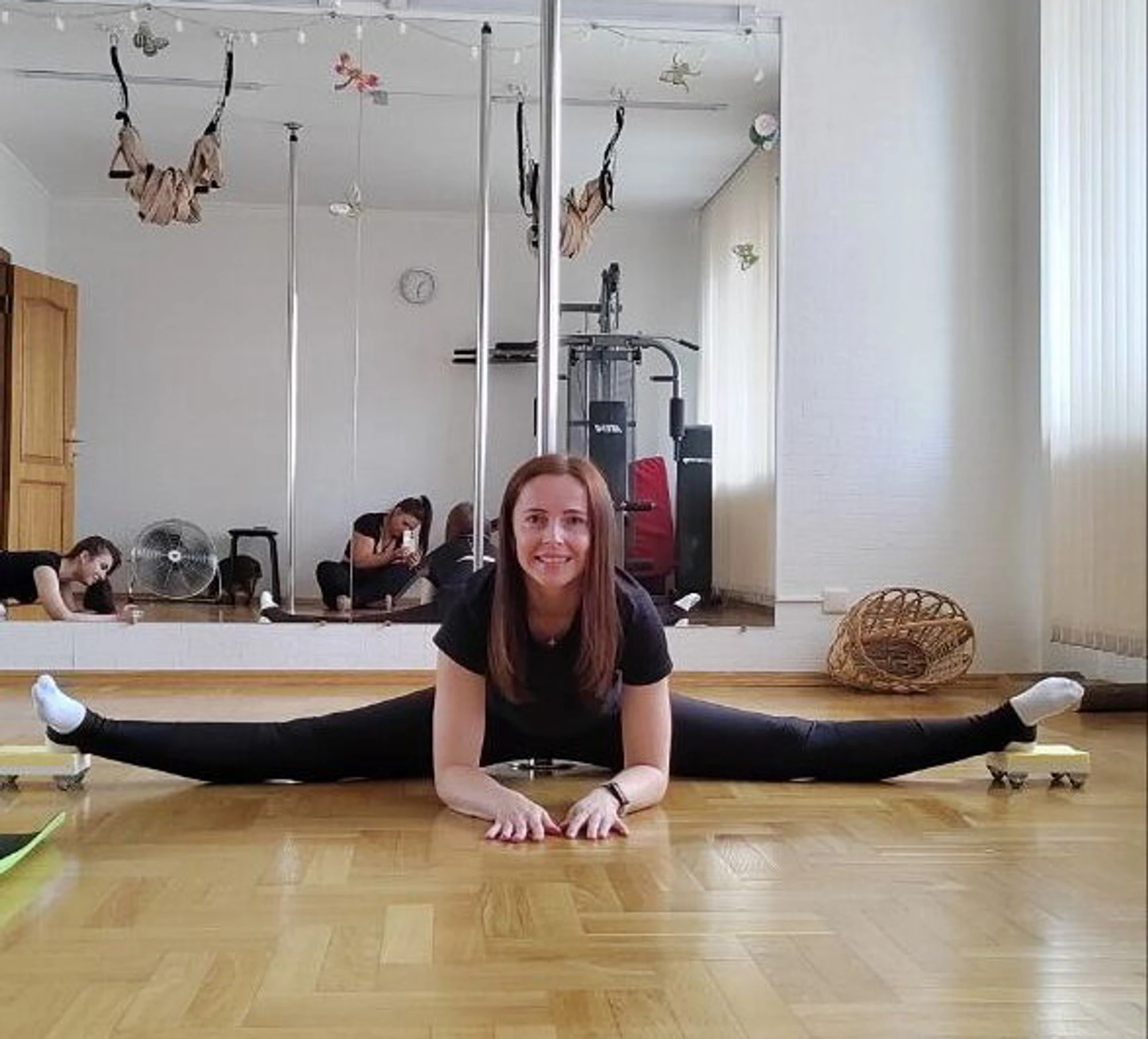 Студия Pole Dance и растяжки (Школа танцев )