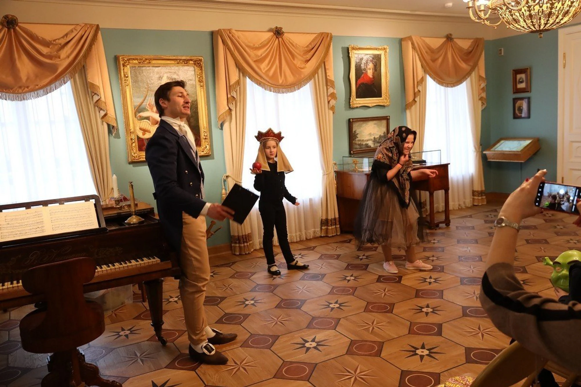 Новогодняя программа «Мы лучше поспешим на бал…»