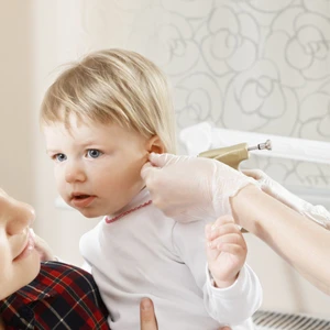 Прокол мочек ушей в клинике по "Системе 75" в "Lahta Junior"