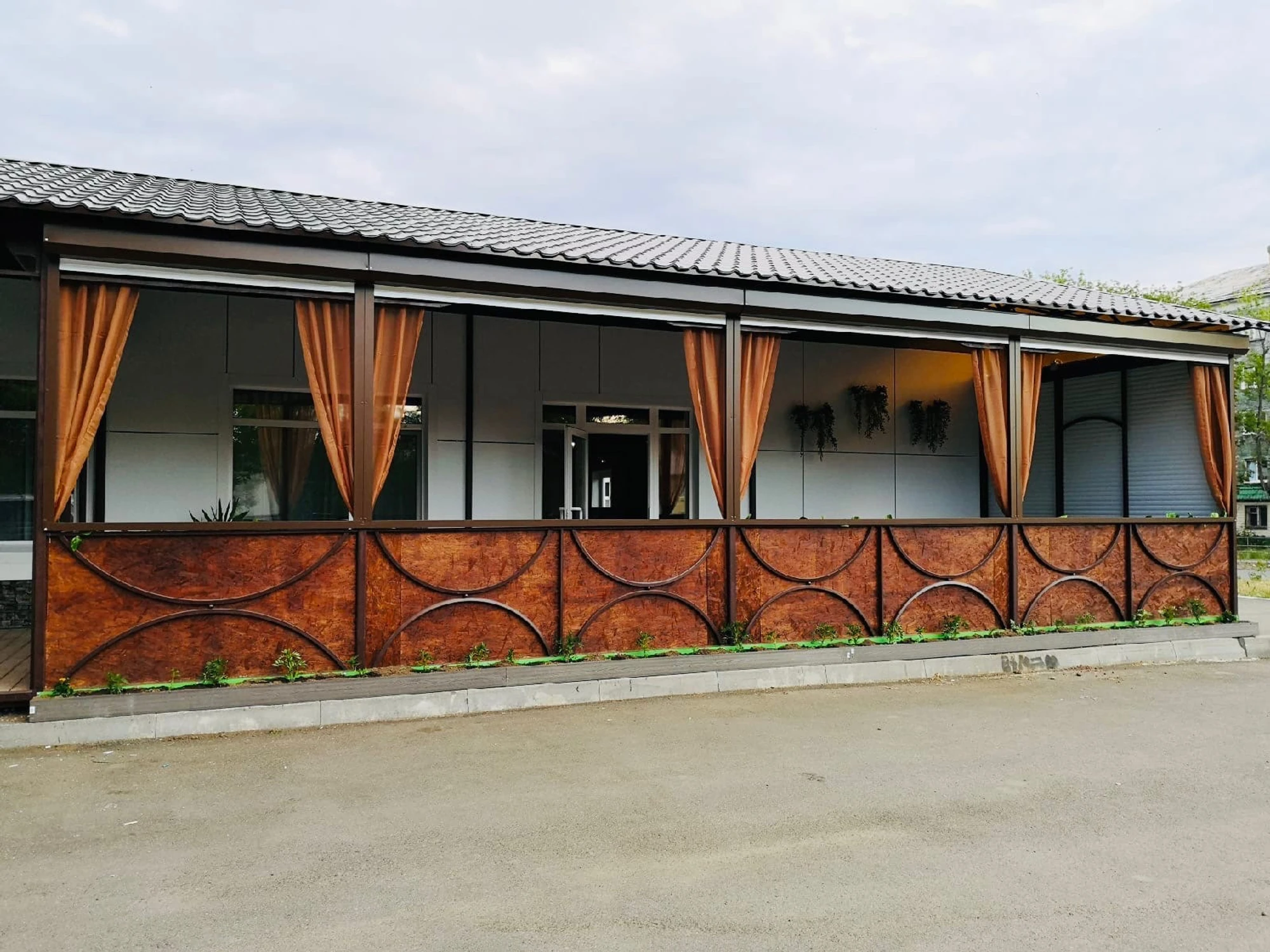 Кафе-кондитерская с летней верандой "Pizza Haus" в г. Нижняя Салда (ул. Новая, 12)
