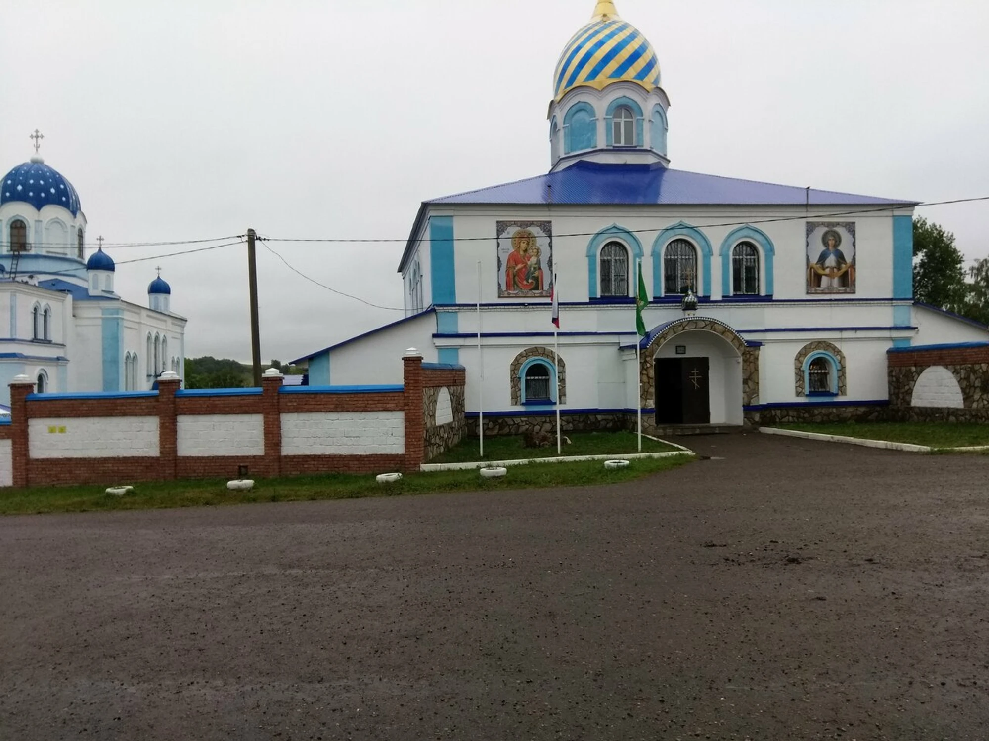 Надвратный храм в честь Иверской иконы Божией Матери (Вратарницы) (Православный храм)
