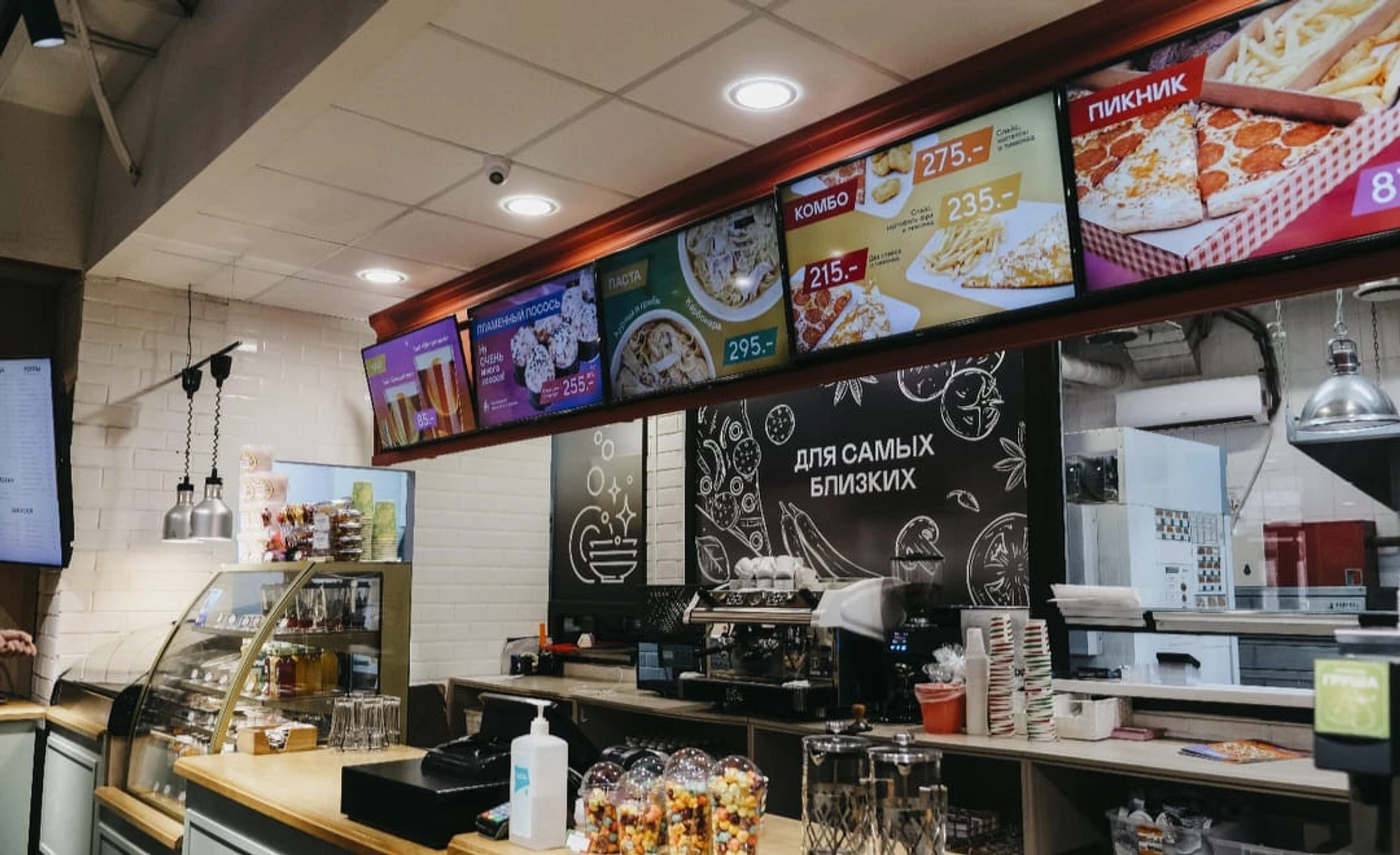 "ItalianPizza", пиццерия с детской комнатой на ул. Уральских Рабочих в Екатеринбурге