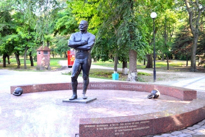 Высокий обрывистый берег в Геленджике "Круча"
