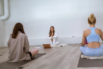 White Dog Yoga (Фитнес-клуб )