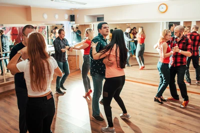 Let Me Dance, Студия танцев