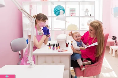 "Зефирка" на Композиторов, студия маникюра с детской игровой комнатой и няней, СПб 