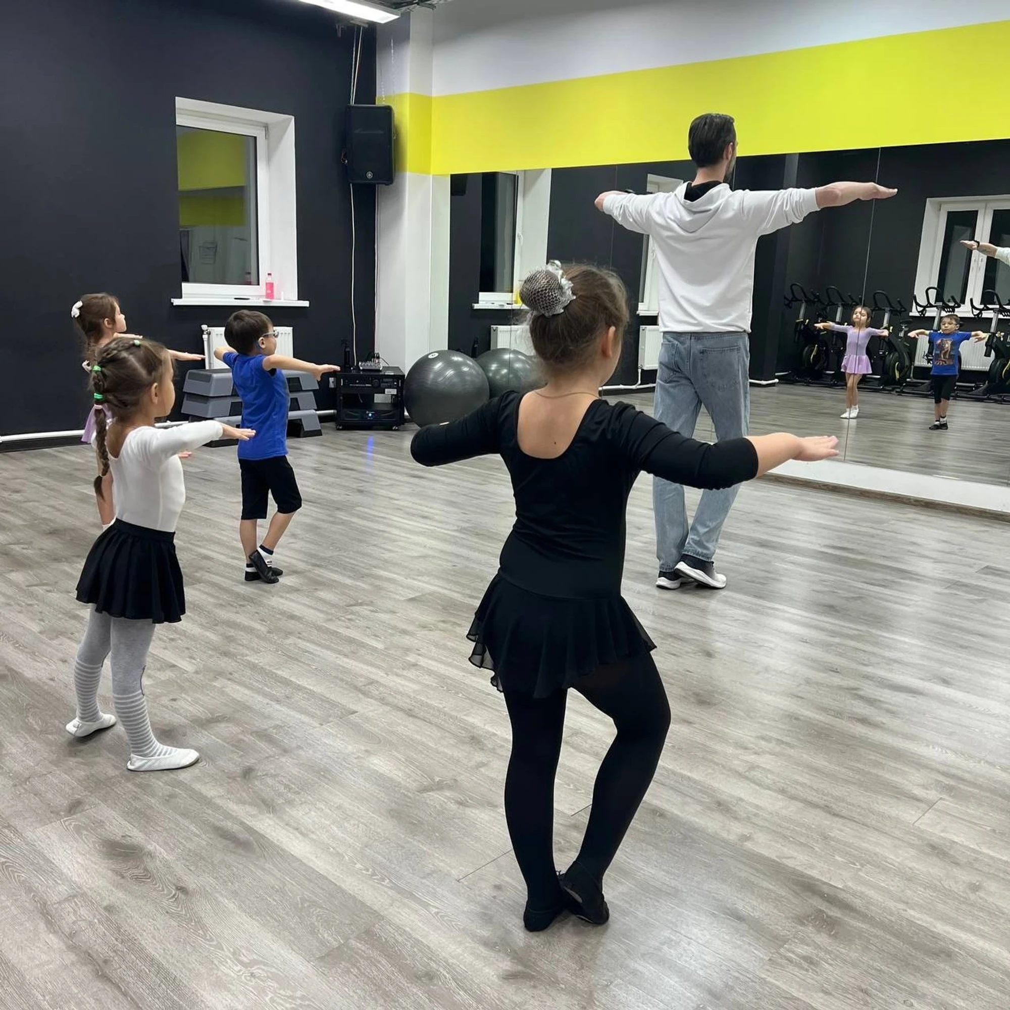 Бесплатное занятие для детей по бальным танцам в центре "FITNESSON"