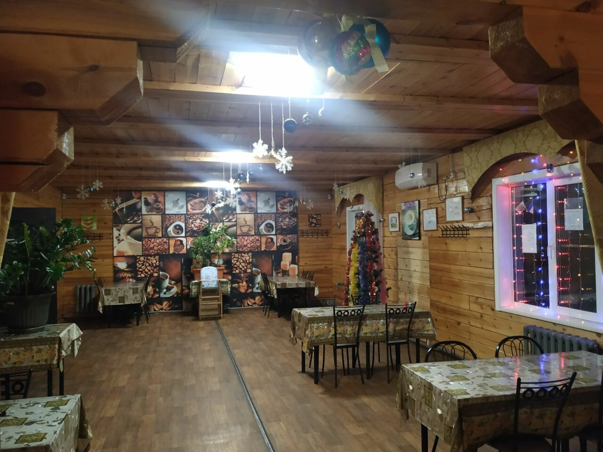 Ангир Нуур (Кафе)