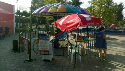 Красочные стулья (Парк аттракционов)