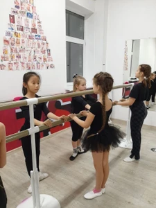 Todes, Танцевальная школа