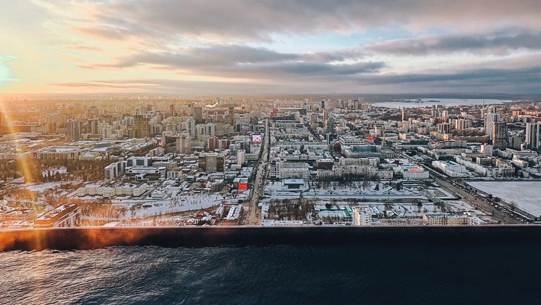 SKY infinity pool - бассейн на крыше БЦ "Высоцкий"