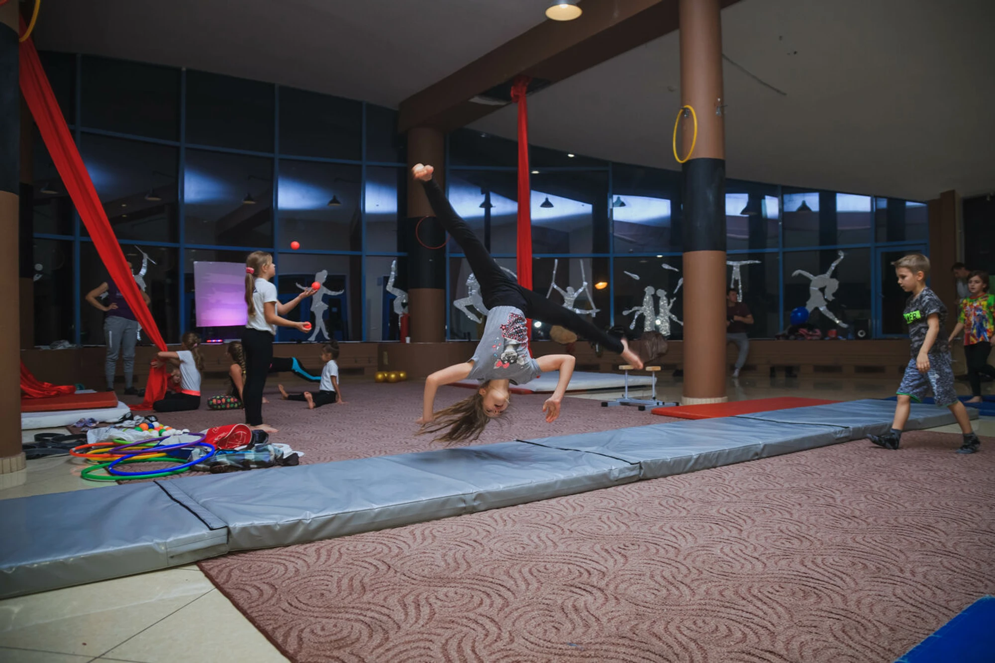 Цирковая Студия United Circus Studio (Спортивно-развлекательный центр )