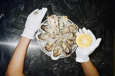 Дюжина устриц со скидкой в ресторане "Lure Oysterbar"