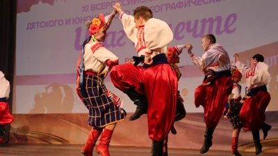 Занятия народными танцами в ансамбле "Русские узоры"