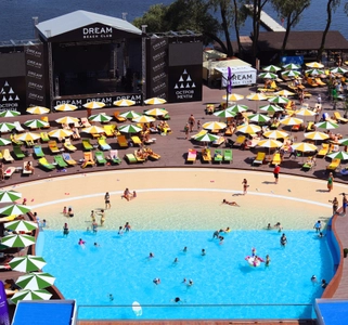 "Dream Beach Club" пляж в парке "Остров Мечты"