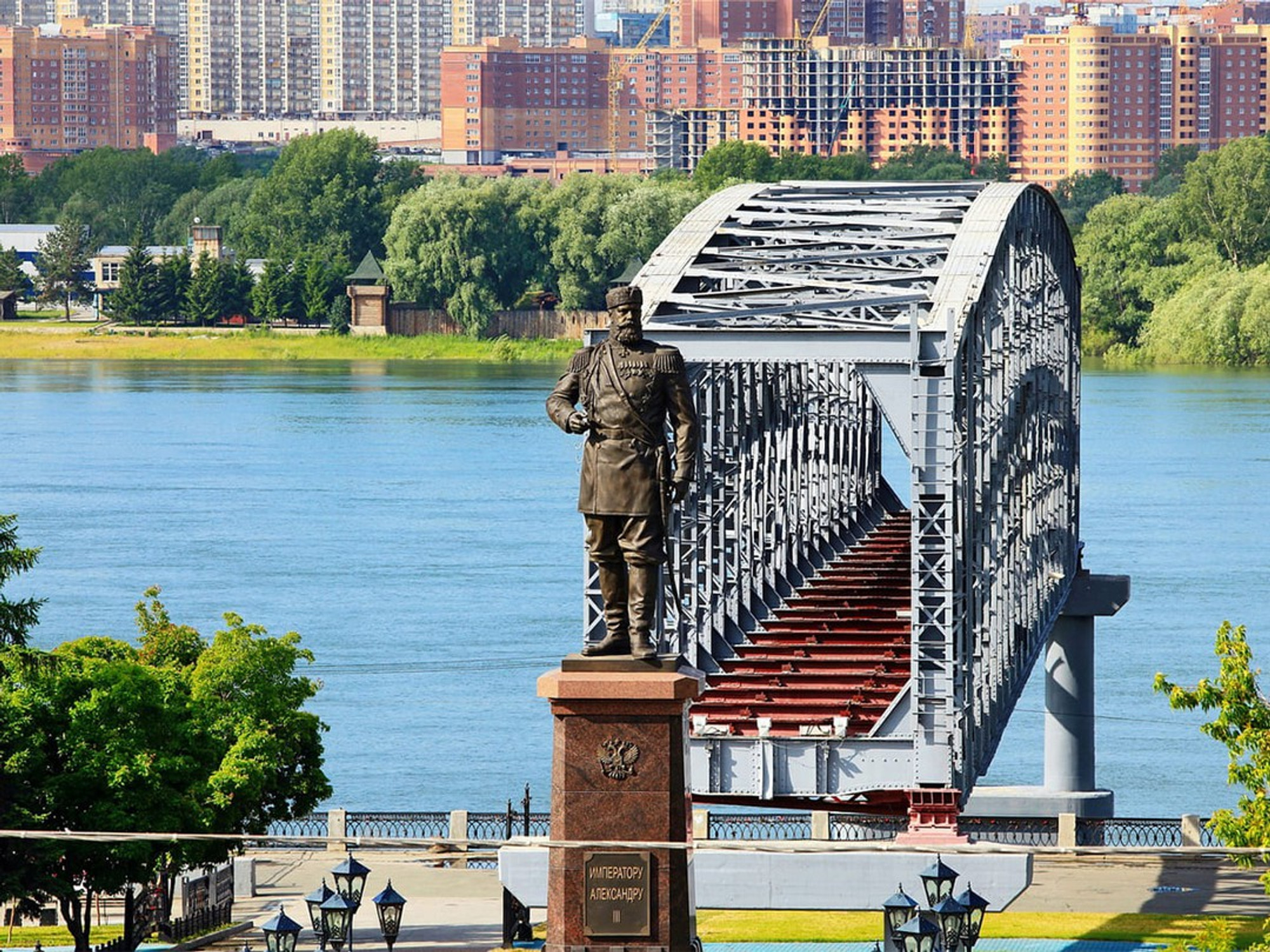 Новосибирцы и&nbsp;путешественники идут сюда и&nbsp;ради отличных панорамных видов, и&nbsp;ради прогулок по&nbsp;живописным аллеям (самая известная из&nbsp;них — рябиновая, заложенная в&nbsp;2011-м), и&nbsp;ради городских праздников, которые регулярно проводятся на&nbsp;набережной. В&nbsp;парк часто приезжают молодожёны. Неудивительно, что одна из&nbsp;решёток парковой ограды увешана многочисленными замками — в&nbsp;знак верности и&nbsp;любви.