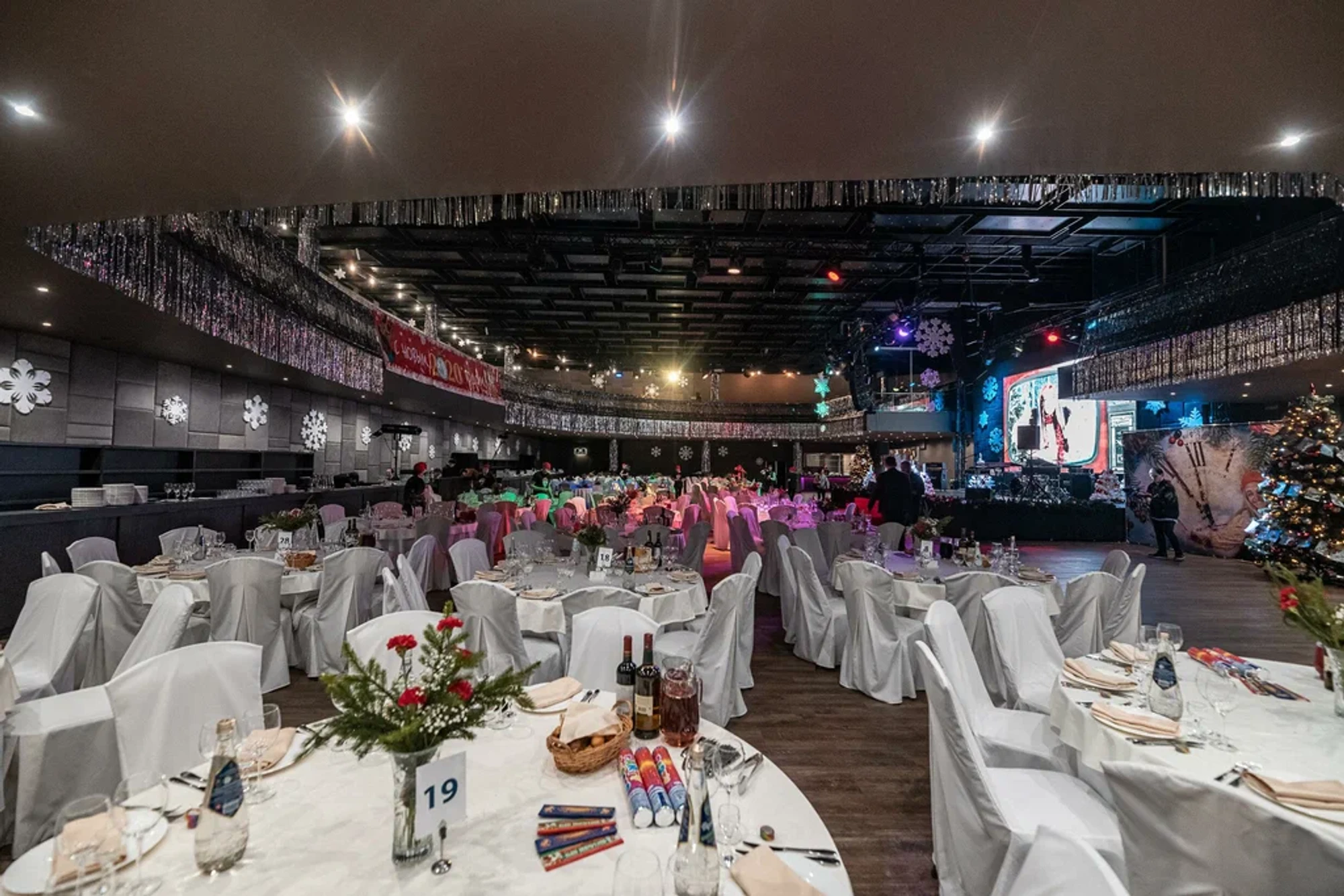 Что подарить женщине на Новый год 2026? Идея, которая покорит сердце!