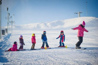 Занятия для детей по катанию на лыжах и сноуборде в горнолыжном клубе Л.Тягачева